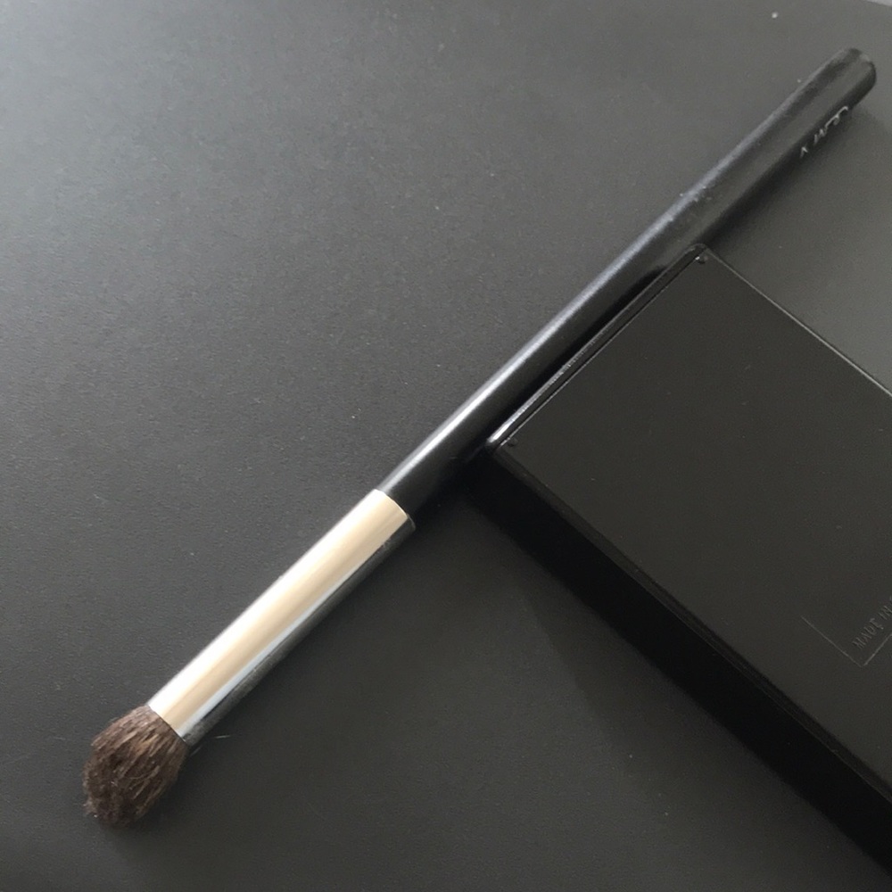 Nars angled shadow brush 16